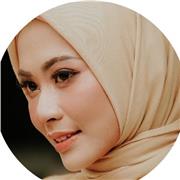 Physics teacher providing online lectures